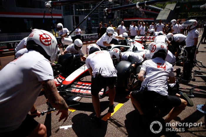 El equipo Haas F1 practica una parada en boxes con un Haas VF-22