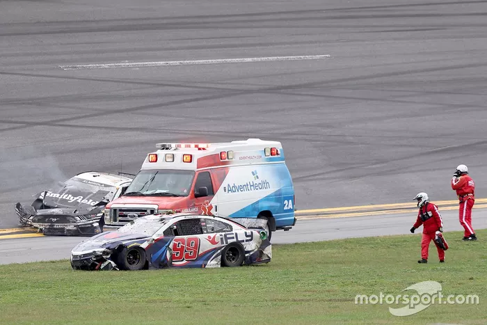 Choque de Aric Almirola, Stewart-Haas Racing, Ford Mustang Smithfield, Daniel Suarez, TrackHouse Racing, Chevrolet Camaro iFly