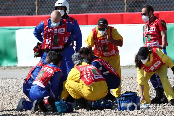 Comisarios y el equipo médico atienden a  Jorge Martin, Pramac Racing tras su caída en Portimao