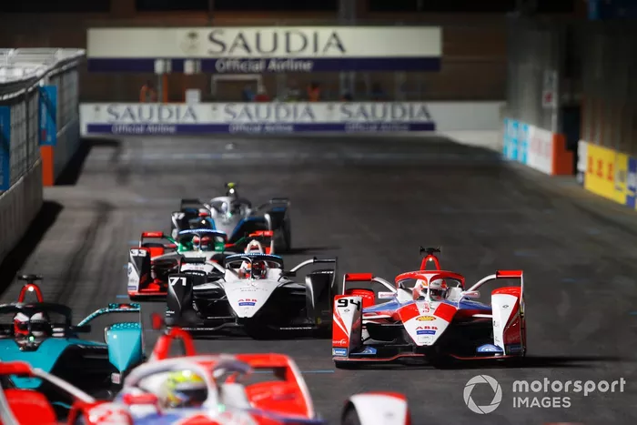 Alex Lynn, Mahindra Racing, M7Electro, por delante de Norman Nato, Venturi Racing, Silver Arrow 02, Rene Rast, Audi Sport ABT Schaeffler, Audi e-tron FE07, y Nyck de Vries, Mercedes Benz EQ, EQ Silver Arrow 02