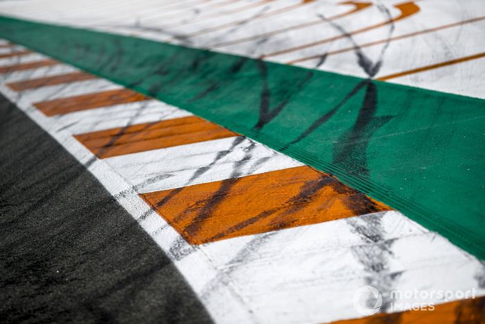 Marcas de neumático en un piano de Cheste