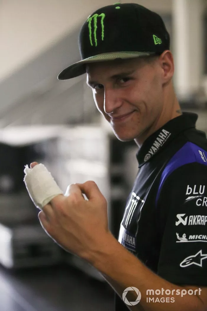 Fabio Quartararo, Yamaha Factory Racing con el dedo roto