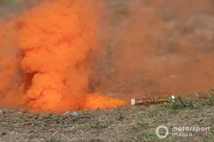 Bengala de humo sobre la pista