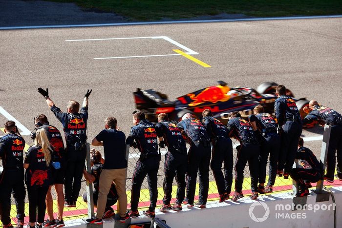 Max Verstappen, Red Bull Racing RB18, 1ª posición, se lleva la victoria para alegría de su equipo en el muro de boxes