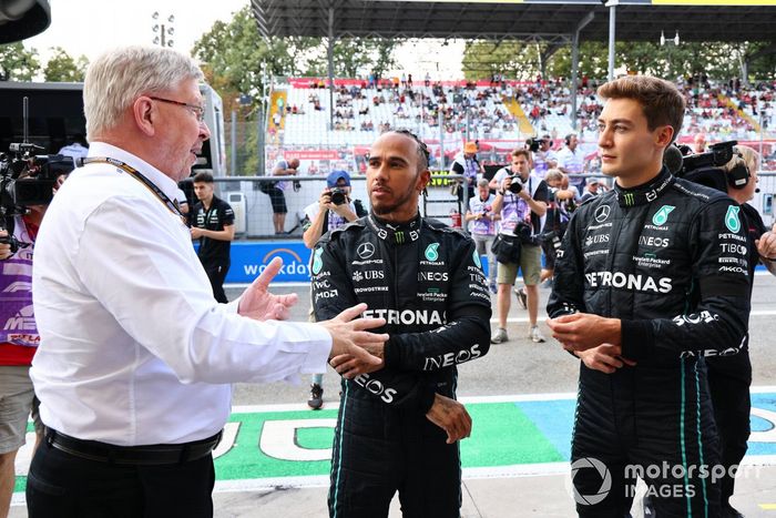 Ross Brawn, Director General de Motorsports, FOM, con Lewis Hamilton, Mercedes AMG, George Russell, Mercedes AMG