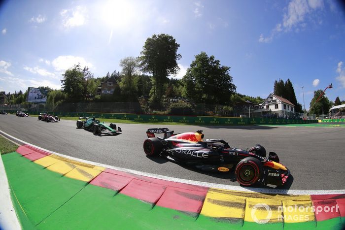 Max Verstappen, Red Bull Racing RB18, Sebastian Vettel, Aston Martin AMR22, Charles Leclerc, Ferrari F1-75