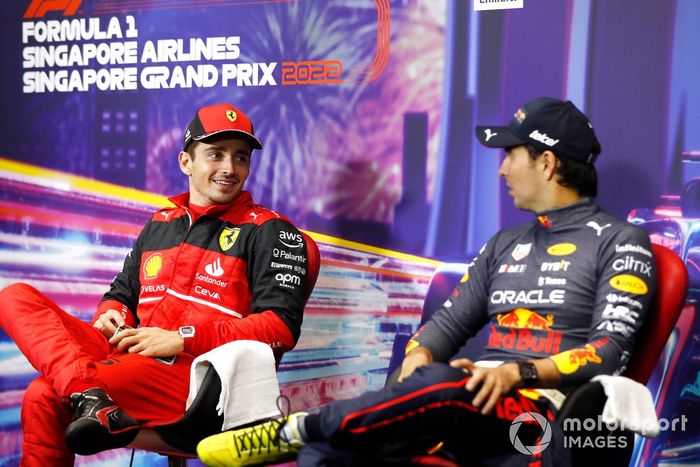 Charles Leclerc, Ferrari, 2ª posición, con Sergio Pérez, Red Bull Racing, en la conferencia