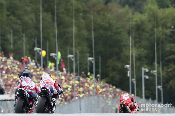 Enea Bastianini y Jorge Martín luchan por la posición en las primeras vueltas de Austria