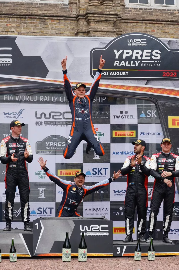Podio: Ganadores Ott Tanak, Martin Jarveoja, Hyundai World Rally Team Hyundai i20 N Rally1