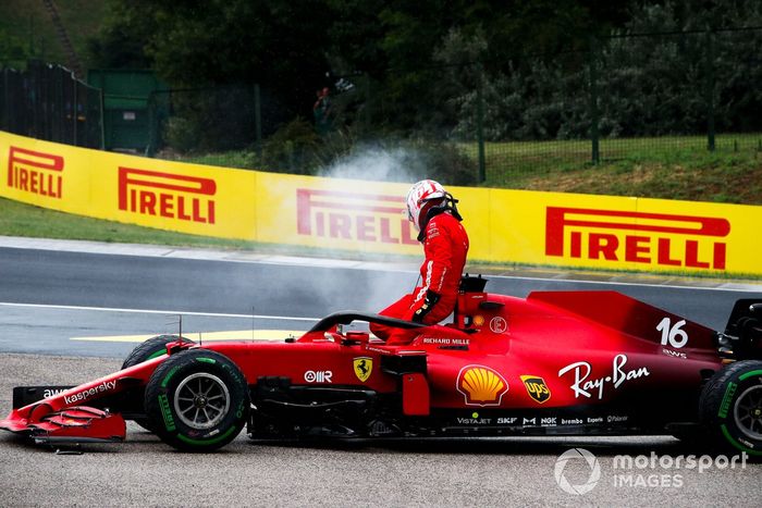 Charles Leclerc, Ferrari SF21, se baja de su coche dañado