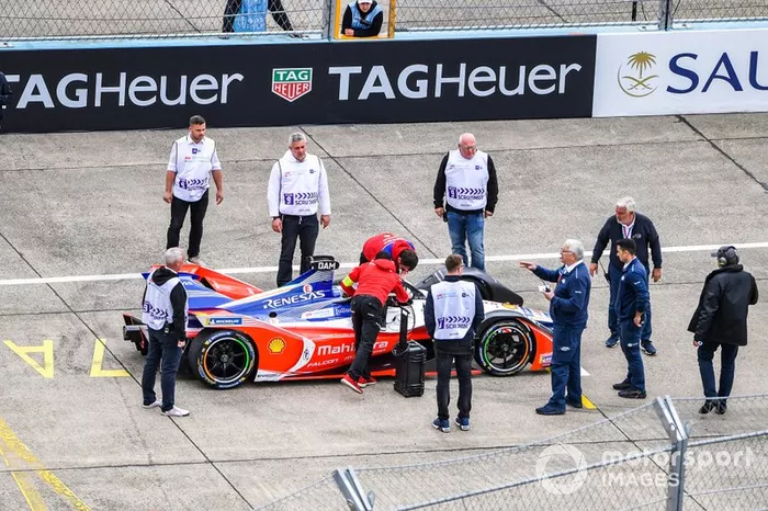 Se trabaja en el coche de Jérôme d'Ambrosio, Mahindra Racing, M5 Electro, en la parrilla. Los escrutadores observan
