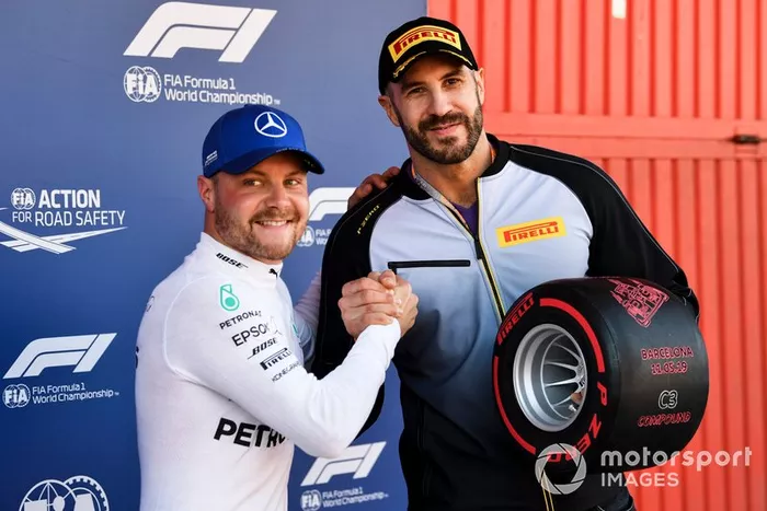 WWE wrestler Cesaro presenta Valtteri Bottas, Mercedes AMG F1, con il suo Pirelli Pole Position award