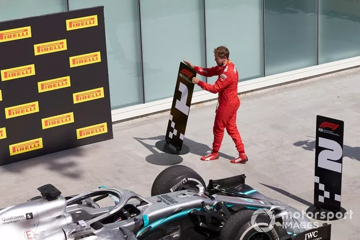 Sebastian Vettel, Ferrari, 2ª posición, cambia los tableros de posición en protesta por una sanción que le costó la victoria.