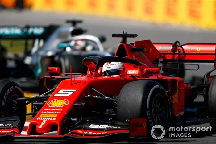 Mas o ritmo de Hamilton foi melhorando e ele colou em Vettel, pressão total.