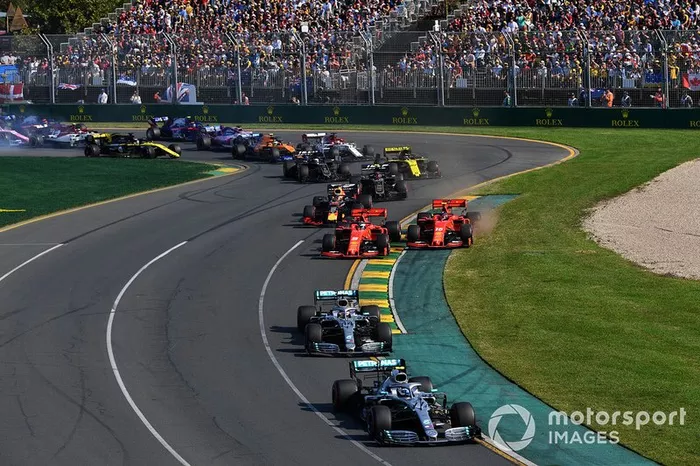 Valtteri Bottas, Mercedes AMG W10, Lewis Hamilton, Mercedes AMG F1 W10, Sebastian Vettel, Ferrari SF90, Charles Leclerc, Ferrari SF90, y Max Verstappen, Red Bull Racing RB15, en la primera curva