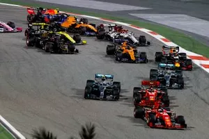 Sebastian Vettel, Ferrari SF90 menant devant Charles Leclerc, Ferrari SF90, en début de course, puis suivi par Valtteri Bottas, Mercedes AMG W10 et Lewis Hamilton, Mercedes AMG F1 W10 