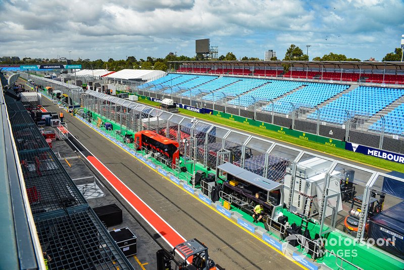 Pitlane and starting grid overview