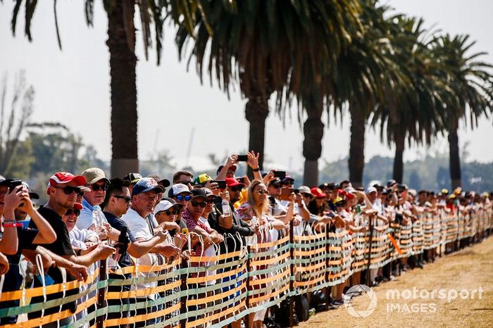 Los aficionados disfrutan de la acción