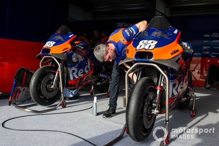 Mecánicos del Red Bull KTM Tech 3