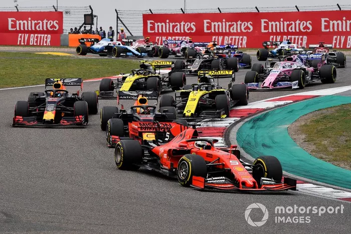 Sebastian Vettel, Ferrari SF90, Max Verstappen, Red Bull Racing RB15, Pierre Gasly, Red Bull Racing RB15, Daniel Ricciardo, Renault F1 Team R.S.19, Nico Hulkenberg, Renault F1 Team R.S. 19, Sergio Perez, Racing Point RP19, y el resto de la parrilla al inicio