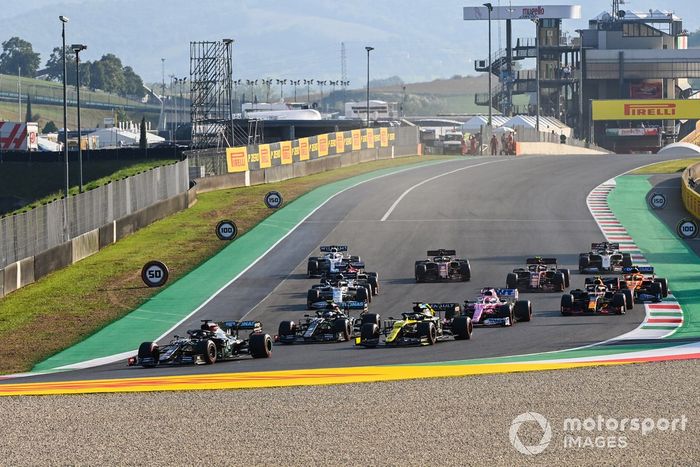 Lewis Hamilton, Mercedes F1 W11, Daniel Ricciardo, Renault F1 Team R.S.20, Valtteri Bottas, Mercedes F1 W11, Sergio Pérez, Racing Point RP20, Daniil Kvyat, AlphaTauri AT01, Alex Albon, Red Bull Racing RB16, en la segunda arrancada