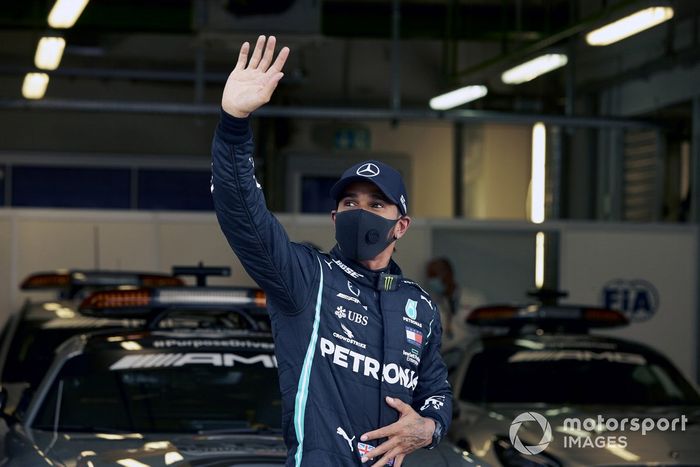 Ganador de la pole Lewis Hamilton, Mercedes F1 W11, en Parc Ferme 