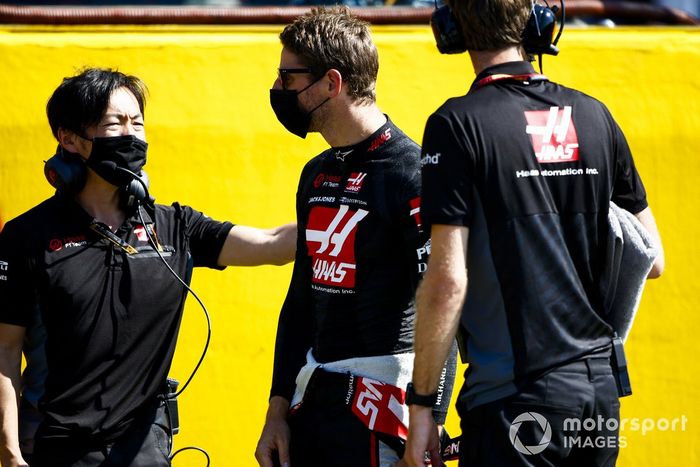 Romain Grosjean, Haas F1 y Ayao Komatsu, Ingeniero Jefe de Carrera, Haas F1 en la parrilla