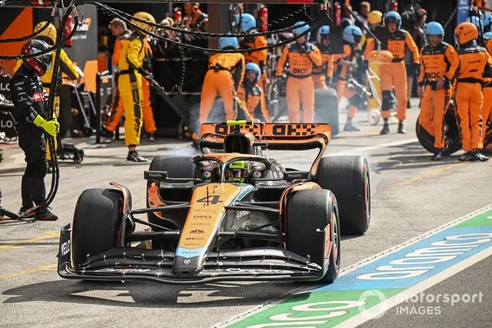 Lando Norris, McLaren MCL60, sale de su box