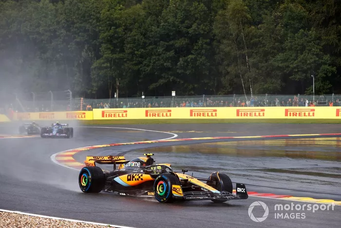 Lando Norris, McLaren MCL60, Pierre Gasly, Alpine A523