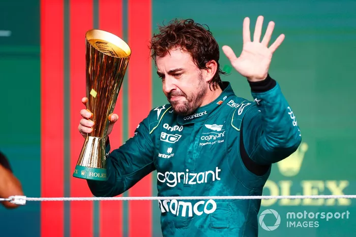 Fernando Alonso, Aston Martin F1 Team, 3ª posición, saluda al público en el podio