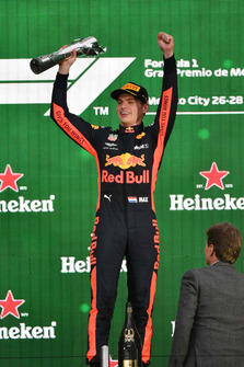 Max Verstappen, Red Bull Racing, festeggia sul podio con il trofeo