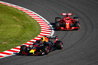 Max Verstappen, Red Bull Racing RB14, precede Sebastian Vettel, Ferrari SF71H