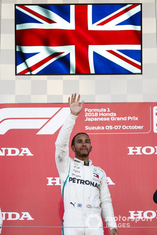 Il vincitore della gara Lewis Hamilton, Mercedes AMG F1, sul podio