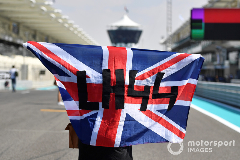 Una tifosa di Lewis Hamilton, Mercedes AMG, con una bandiera