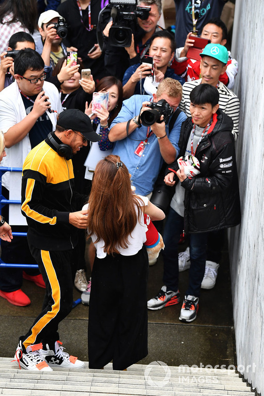 Lewis Hamilton, Mercedes AMG F1 signs autographs for the fans