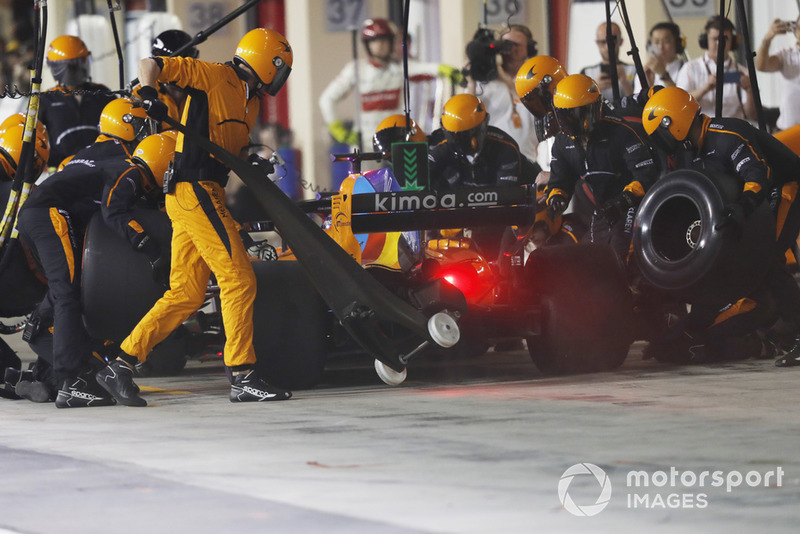 Fernando Alonso, McLaren MCL33 pit stop