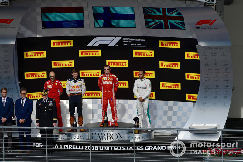 Карло Санті, гоночний інженер Ferrari, Макс Ферстаппен, Red Bull Racing, Кімі Райкконен, Ferrari, та Льюіс Хемілтон, Mercedes AMG F1 святкують з шампанським на подіумі