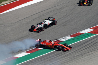 Sebastian Vettel, Ferrari SF71H ve Daniel Ricciardo, Red Bull Racing RB14 ilk tur kazası