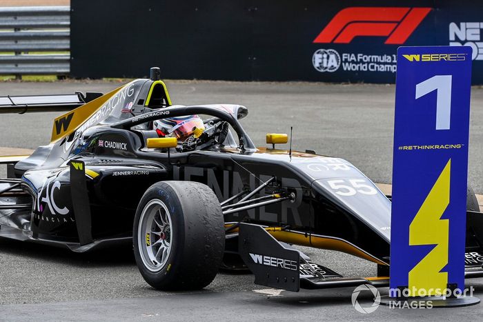 Ganadora de la carrera Jamie Chadwick, Jenner Racing en Parc Ferme 