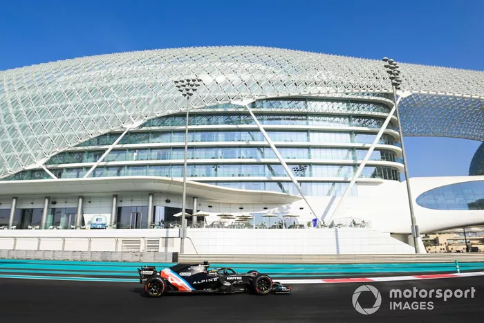 Fernando Alonso, Alpine, con un Renault RS18 adaptado (muleto) con los Pirelli de 18 pulgadas  