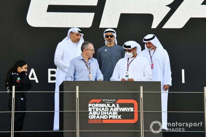 Stefano Domenicali, CEO de la Formula 1, con altos cargos locales