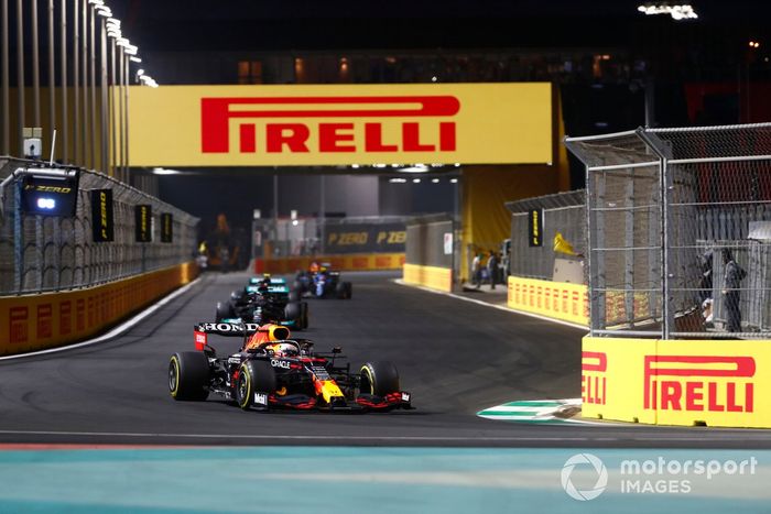 Max Verstappen, Red Bull Racing RB16B , Lewis Hamilton, Mercedes W12, Valtteri Bottas, Mercedes W12