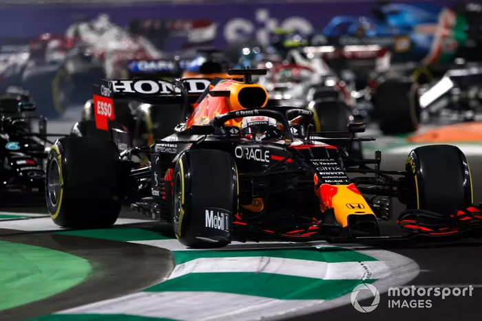 Max Verstappen, Red Bull Racing RB16B, Lewis Hamilton, Mercedes W12, en la reanudación