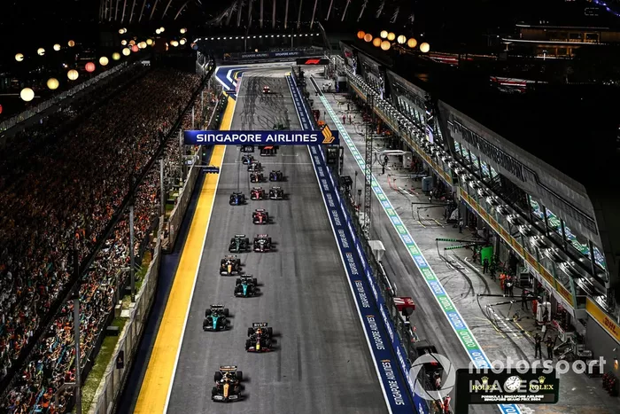 Lando Norris, McLaren MCL38, Max Verstappen, Red Bull Racing RB20, Lewis Hamilton, Mercedes F1 W15, el resto del pelotón en la salida de la carrera.