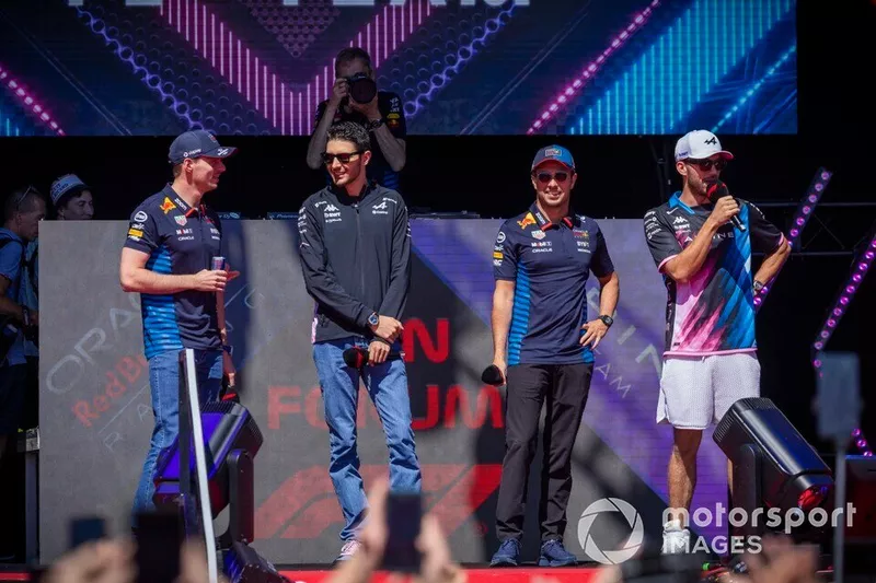 Max Verstappen, Red Bull Racing, Esteban Ocon, Alpine F1 Team, Sergio Perez, Red Bull Racing, Pierre Gasly, Alpine F1 Team dans la fanzone