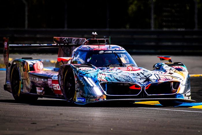 #20 BMW M Team WRT BMW M Hybrid V8 de Sheldon Van Der Linde, Robin Frijns, Rene Rast