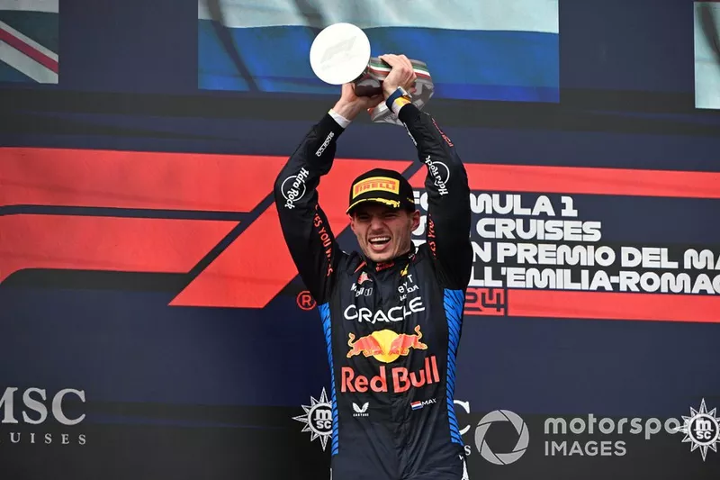 Max Verstappen, Red Bull Racing, 1ère position, soulève son trophée.