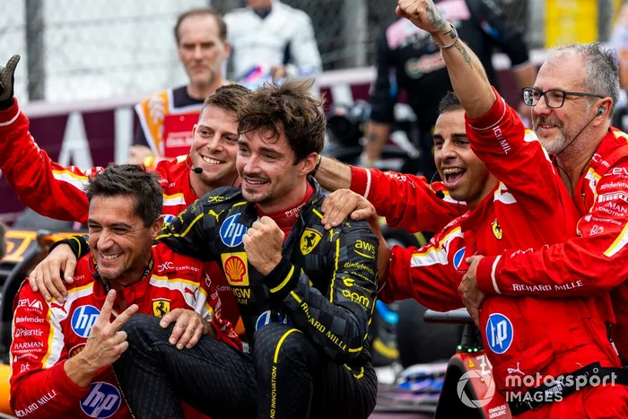 Charles Leclerc, Scuderia Ferrari, 1ª posición, celebra con su equipo en Parc Ferme