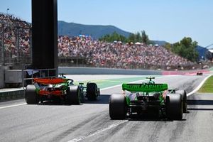 Valtteri Bottas, Stake F1 Team Kick Sauber C44, Zhou Guanyu, Stake F1 Team Kick Sauber C44, abandonan el pit lane