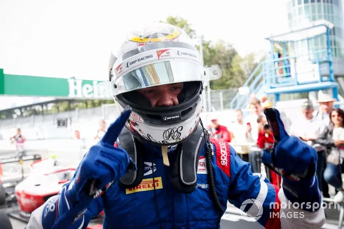 Race winner Robert Shwartzman, PREMA Racing celebrates in parc fame